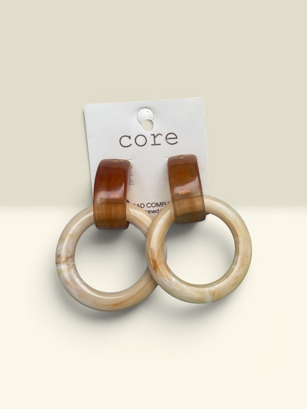THE GOOD FIND marbled beige resin hoop earrings with tortoise shell-inspired tops. Lightweight statement earrings.