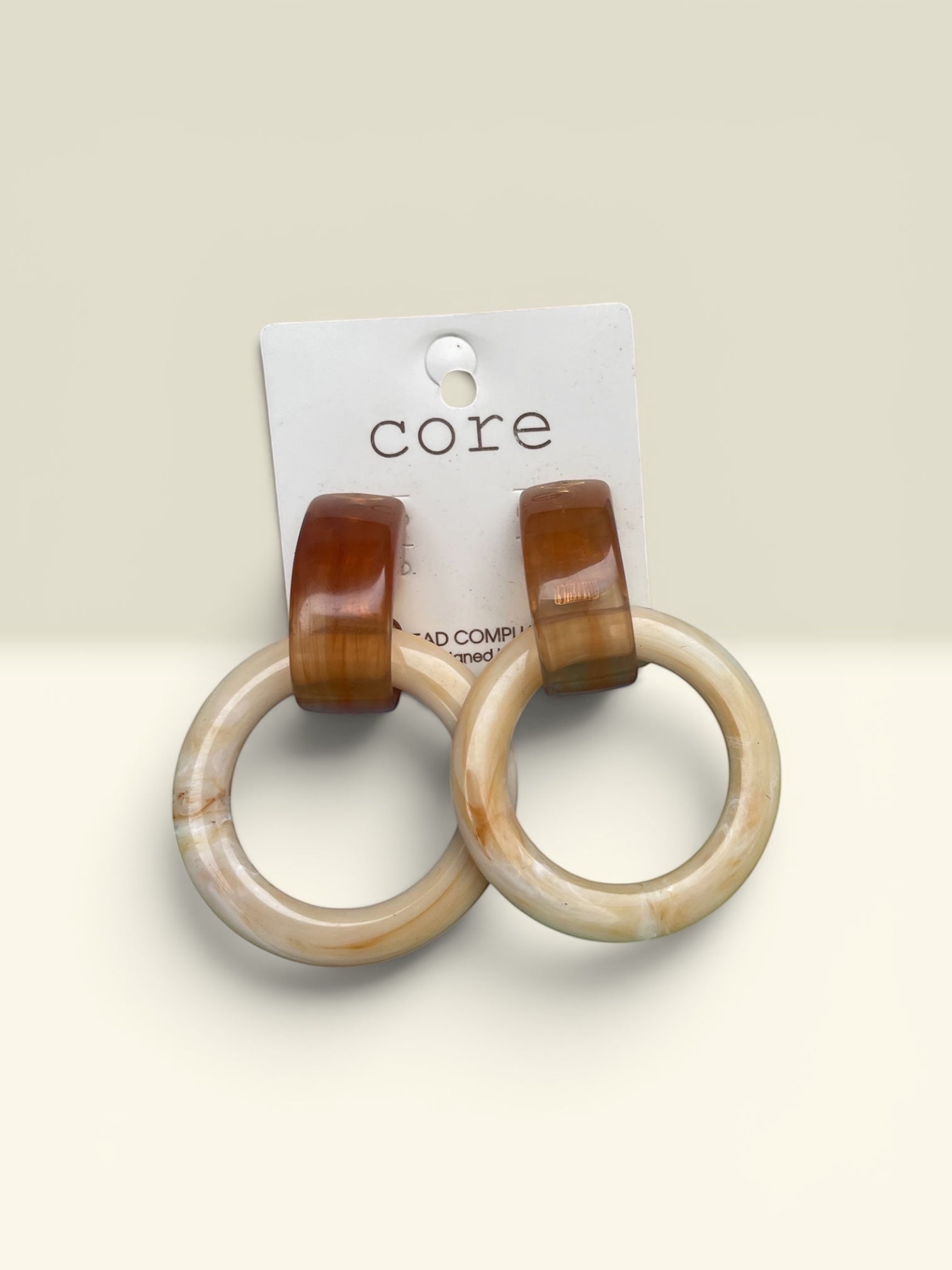 THE GOOD FIND marbled beige resin hoop earrings with tortoise shell-inspired tops. Lightweight statement earrings.